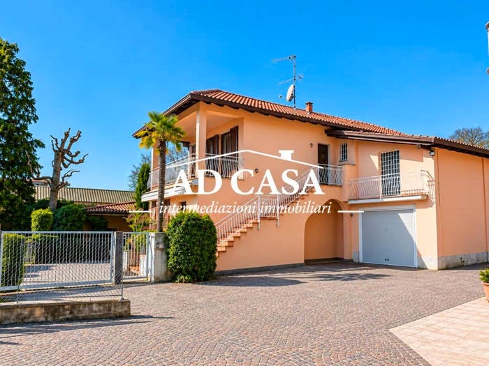 Casa trilocale in vendita in Via Generale Antonio Cantore, Centro, Inverigo