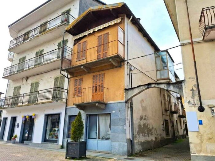 Casa con 6 locali in vendita in Piazza S Pietro, Centro, Bagnolo Piemonte