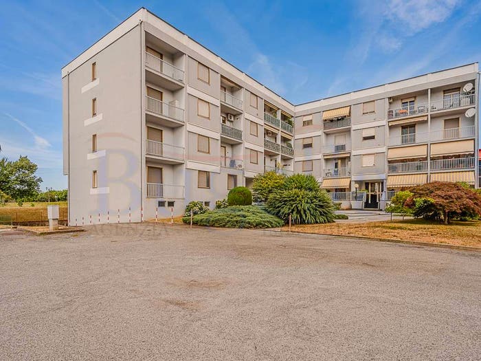 Appartamento quadrilocale in vendita in Via Giuseppe Garibaldi, Benna