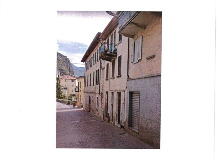 Appartamento trilocale in vendita in VIA DIAZ, Centro, Dervio