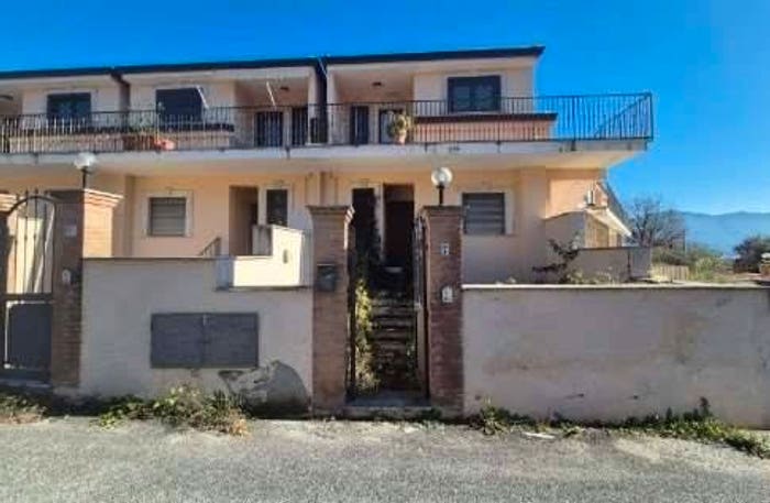 Appartamento con 6 locali in vendita in Via Umberto Parricchi, Anticoli Corrado