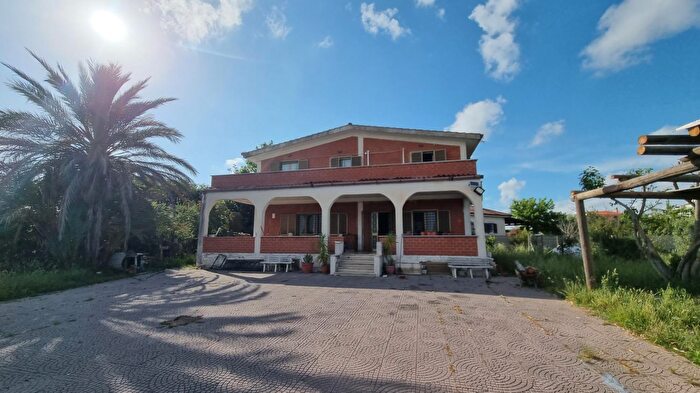Casa con 6 locali in vendita in Via Grande, Aprilia