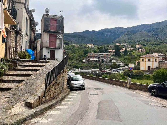 Casa quadrilocale in vendita in Via Paolo Cicero, Castelbuono