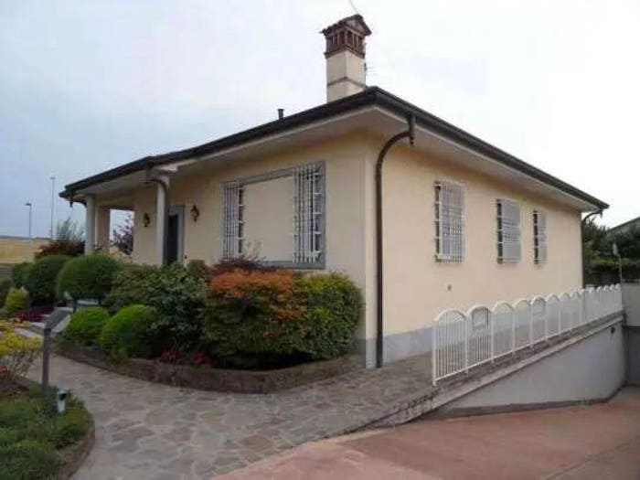 Casa quadrilocale in vendita in Via Casentino, Boscherona, Monza