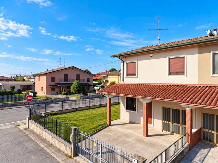 Casa quadrilocale in vendita in Via Luigi Pirandello, Centro, Pompiano