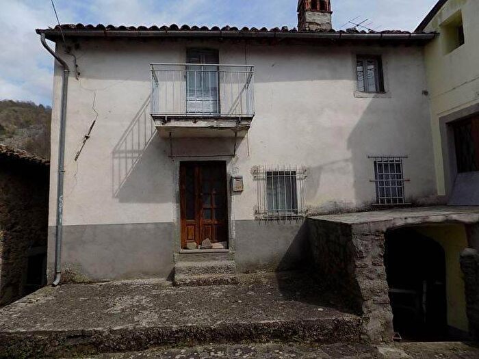Casa con 8 locali in vendita in Via Grotte, Villa Collemandina
