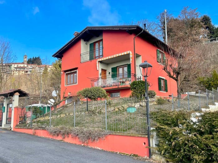 Casa con 6 locali in vendita in Via Arezzana, Mombarcaro