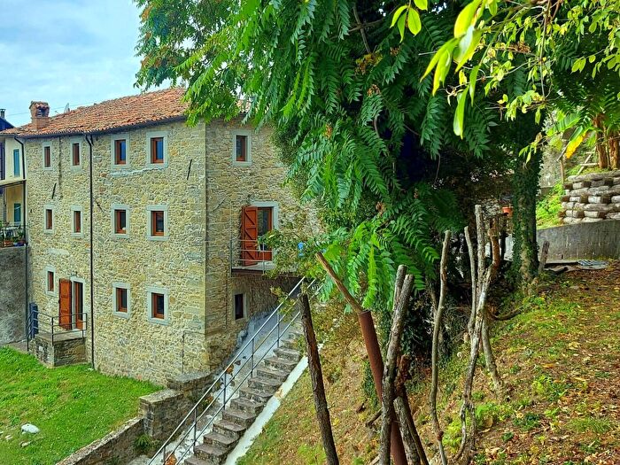 Casa con 9 locali in vendita in San Romano In Garfagnana