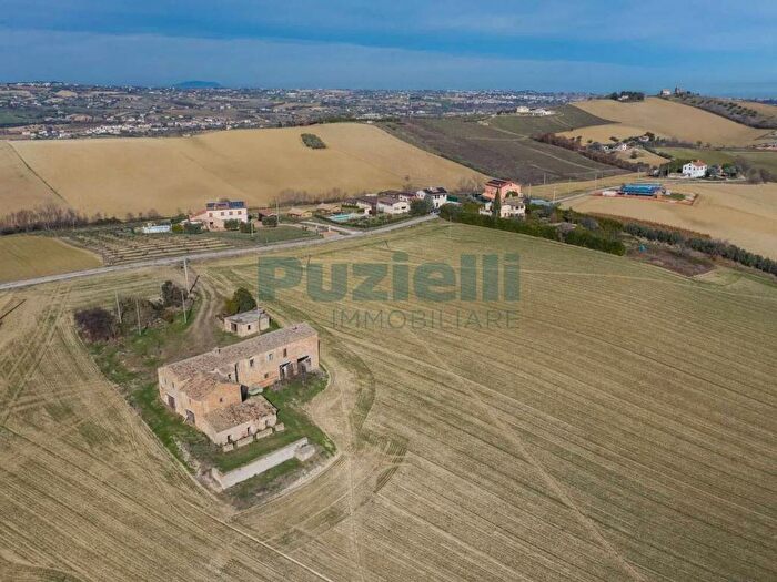 Casa con 6 locali in vendita in Strada Comunale Vallasciano SNC, Fermo