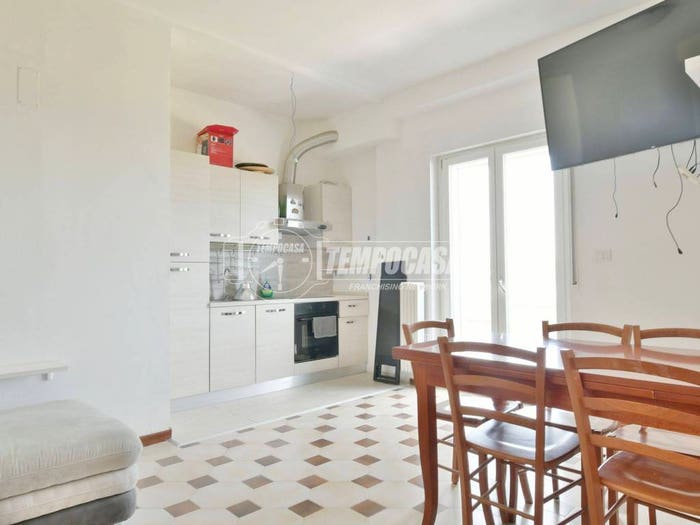 Appartamento trilocale in vendita in Via San Benedetto, Centro, Folignano