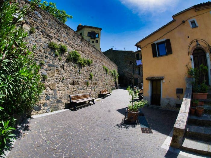 Appartamento quadrilocale in vendita in Piazzale San Giovanni, Bolsena