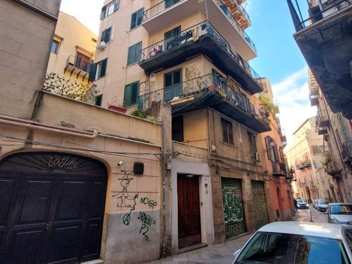 Appartamento quadrilocale in vendita in Via dell'Università, Cassaro, Palermo