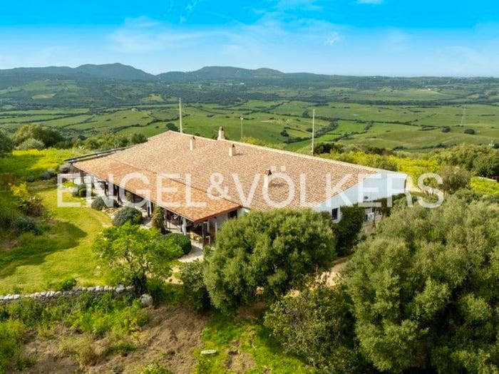 Casa con 6 locali in vendita in Aglientu