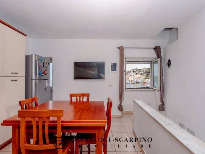 Appartamento trilocale in vendita in Via Lungomare Cesarano, Centro, Ponza