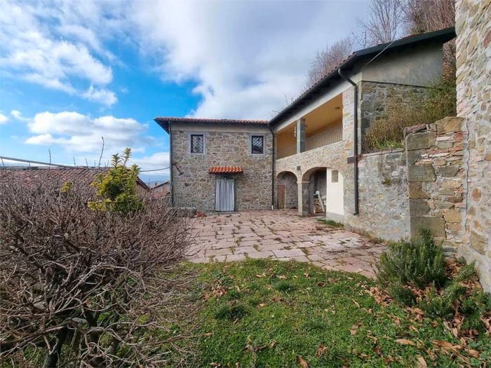 Casa con 6 locali in vendita in Via Costa Delle Piella No Number, Massa, Villa Collemandina