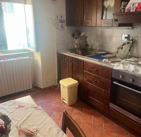 Casa con 6 locali in vendita in Via Atto Vannucci, Tobbiana, Montale