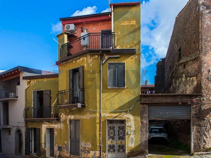 Casa con 6 locali in vendita in Via Duca degli Abruzzi, Centro, Randazzo
