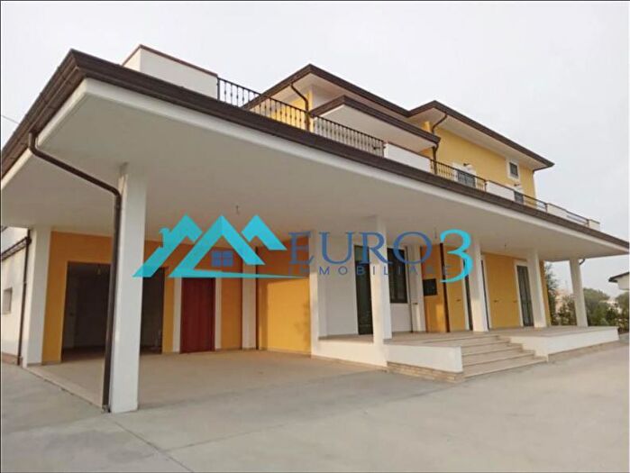 Casa con 12 locali in vendita in Nereto