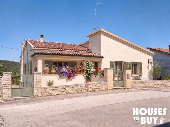 Casa con 6 locali in vendita in Via Dante Alighieri Siligo, Siligo
