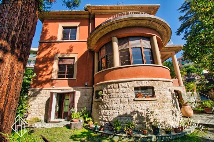 Casa con 10 locali in vendita in Via Giulio Puccio, Albissola Marina