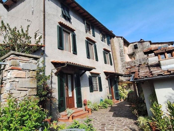 Casa con 6 locali in vendita in Pescaglia