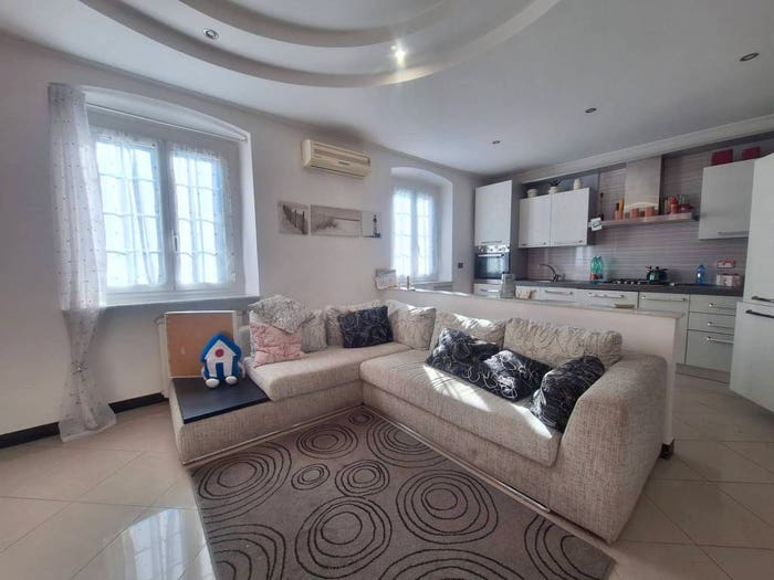 Appartamento trilocale in vendita in Via Antonio Gianuè, Bolzaneto, Genova