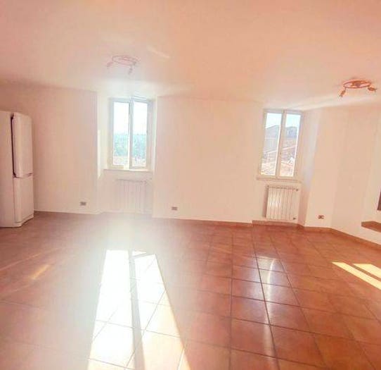 Appartamento trilocale in vendita in Via Iv Novembre, Faleria