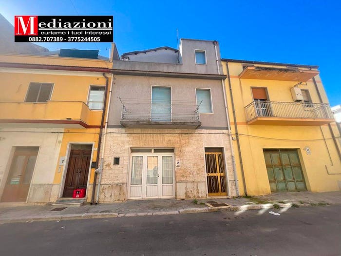 Casa quadrilocale in vendita in Via Vincenzo Lanza, Centro, Lesina