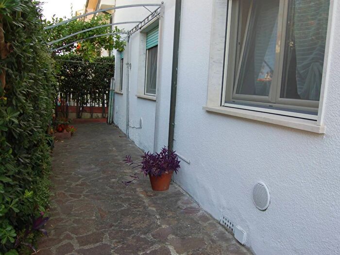 Appartamento trilocale in vendita in Via Marco Polo, Viareggio