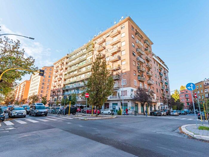 Appartamento trilocale in vendita in Via delle Cave, Furio Camillo, Roma