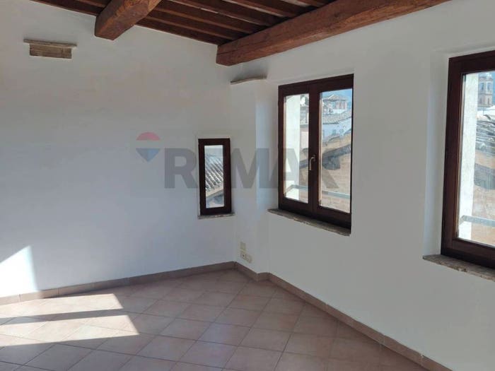 Appartamento quadrilocale in vendita in Piazza S Domenico Via Mattoli, Centro Storico, Foligno