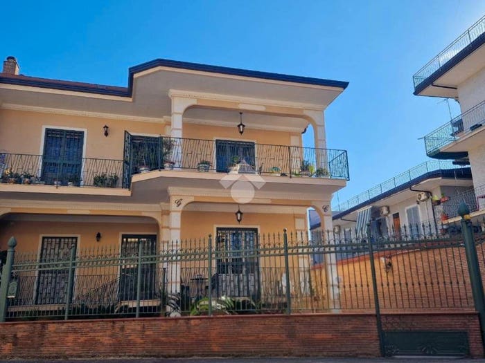 Casa con 6 locali in vendita in Via Francesco D'Ambrosio, Frattamaggiore