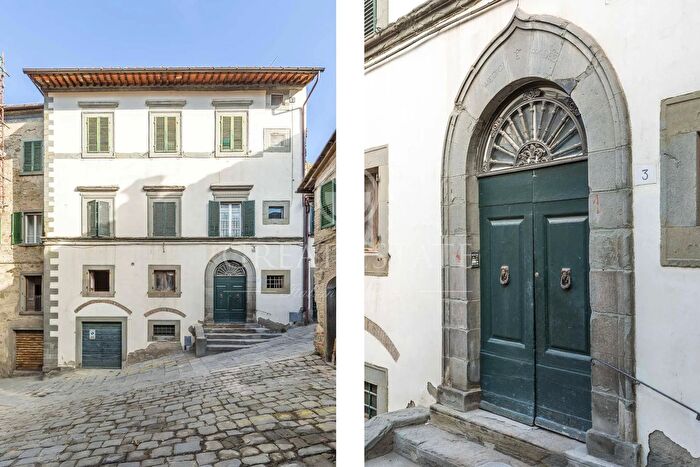 Casa con 11 locali in vendita in Cortona