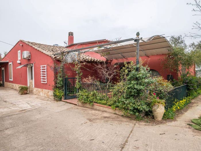 Casa con 6 locali in vendita in Via Commenda, Caltagirone