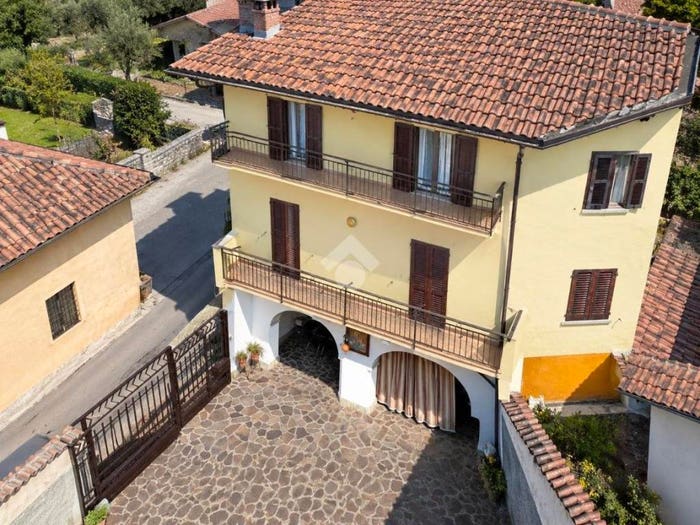 Appartamento quadrilocale in vendita in Via al castello, Centro, Calolziocorte