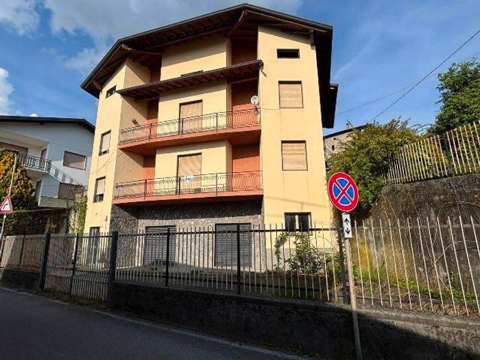 Casa con 6 locali in vendita in Peia
