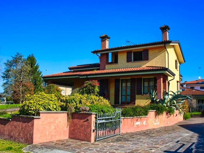 Casa con 6 locali in vendita in Via Roma, Piubega