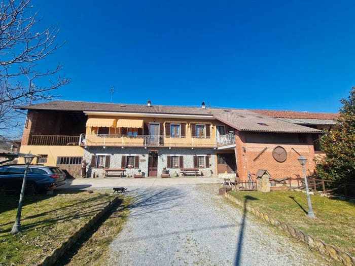 Casa con 6 locali in vendita in Frazione San Giovanni, Cherasco