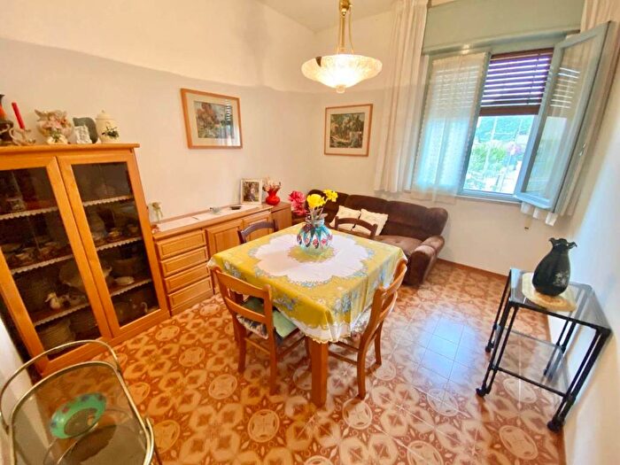 Appartamento con 6 locali in vendita in Canavaccio, Urbino