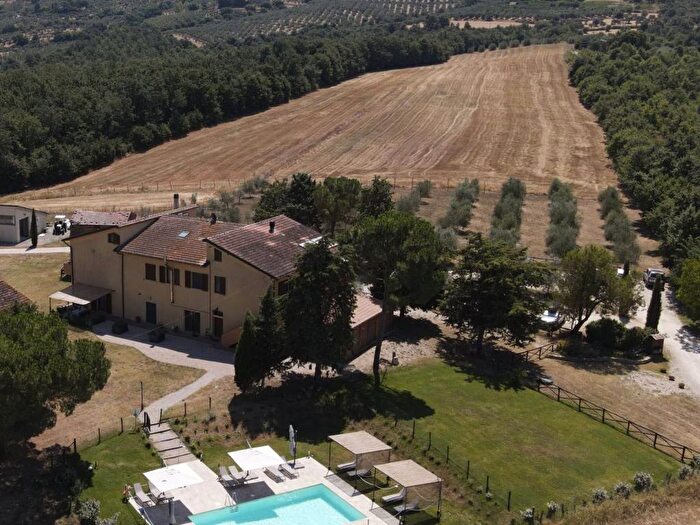 Casa con 6 locali in vendita in Viale Roma, Centro, Paciano