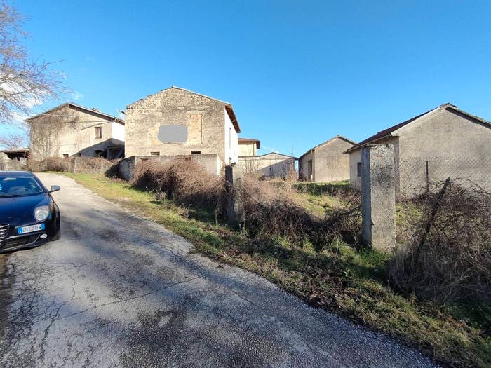 Casa con 6 locali in vendita in Bellavista Pianola, L'Aquila