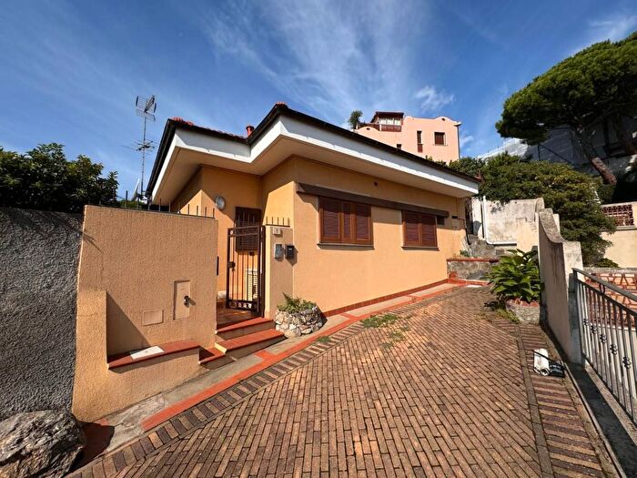 Casa trilocale in vendita in Via Chioso e Loro, Centro, Ceriale