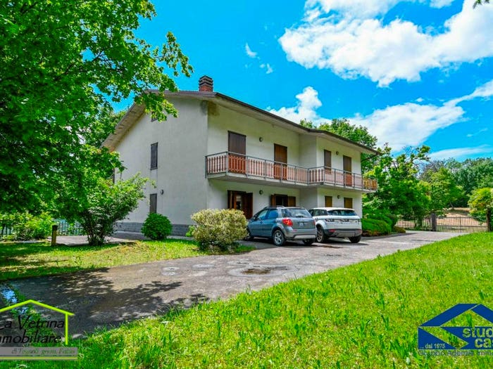 Casa con 6 locali in vendita in Zandobbio
