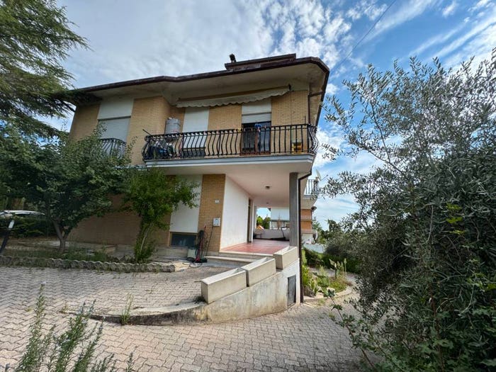 Casa con 6 locali in vendita in Rapagnano