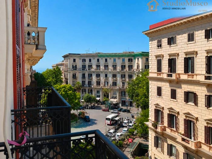 Appartamento con 6 locali in vendita in Via gian lorenzo bernini, Vomero, Napoli