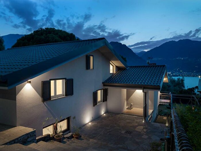 Casa con 6 locali in vendita in Frazione Olgiasca, Colico