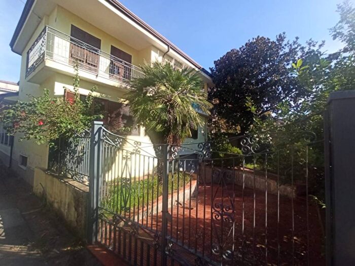 Casa con 6 locali in vendita in Via Montelungo, Ospedale, Caserta