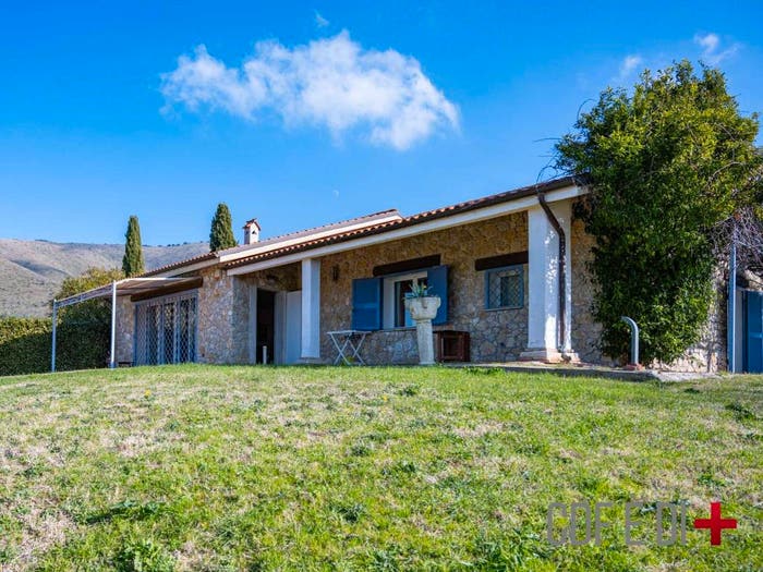 Casa con 6 locali in vendita in Via Montebello, Fara in Sabina
