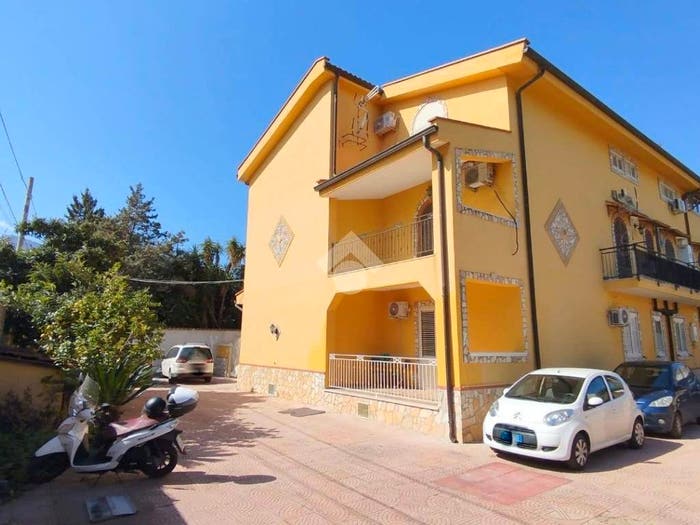 Appartamento con 5 locali in vendita in Via San Nicola, Lanza di Scalea Olimpo, Palermo