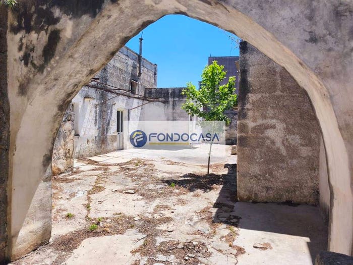 Casa con 6 locali in vendita in Via Roma, Zollino